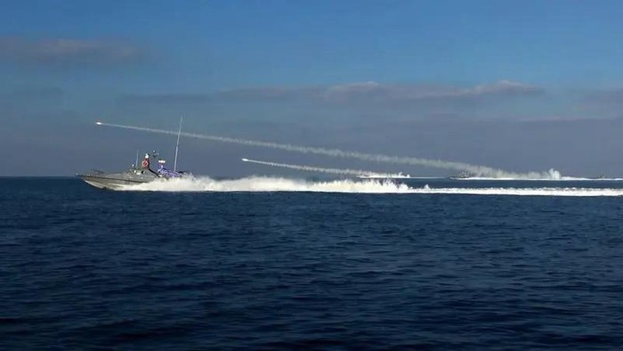 Ketegangan Memuncak di Hormuz, Iran Balas Serangan dengan Target Kapal AS