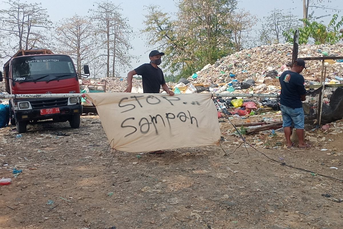 Warga Blokade TPS Sampok Pati, Bau Menyengat hingga Sampah Meluber Jadi Pemicu